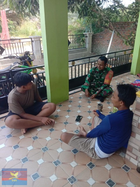 Babinsa Koramil 406-04/Muara Lakitan Jalin Komsos Bersama Pemuda Desa Tegalsari
