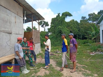 Babinsa Koramil 406-01/Rawas Ulu Laksanakan Komsos Bersama Warga Desa Sukomoro Bahas Pentingnya Menjaga Keamanan Lingkungan