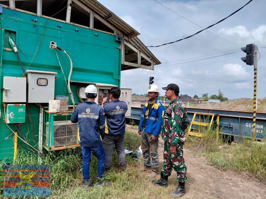 Babinsa Laksanakan Komsos Bersama Petugas PLN Saat Perbaikan Jaringan Listrik di Desa Tanjung Raja