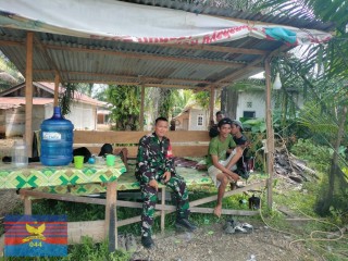 Babinsa Koramil 406-03/Rupit Gelar Komsos dan Berikan Imbauan Pencegahan Karhutla kepada Warga Desa Batu Gajah Baru