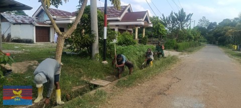 Babinsa Koramil 406-06/Tugumulyo Gotong Royong Bersihkan Saluran Got Bersama Warga Desa Karyadadi