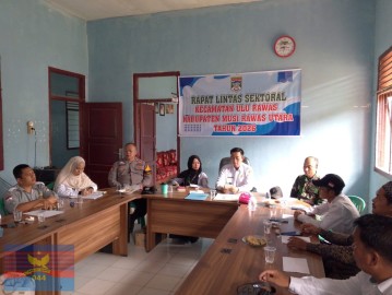 BABINSA KORAMIL 406-01/RAWAS ULU HADIRI RAPAT KOORDINASI LINTAS SEKTOR KECAMATAN ULU RAWAS BAHAS SENSUS EKONOMI, KARHUTLA DAN PEMBANGUNAN DAERAH
