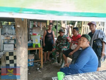 BABINSA KORAMIL 406-02/RAWAS ILIR DALAM RANGKA KOMSOS DAN HIMBAUAN PENCEGAHAN KARHUTLA DI DESA KETAPAT BENING