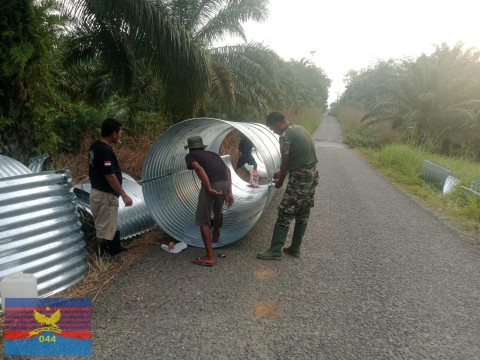 Prajurit Kodim 0406/Lubuklinggau Bersama Warga Desa Temuan Sari Gotong Royong Merakit Jembatan Aramco
