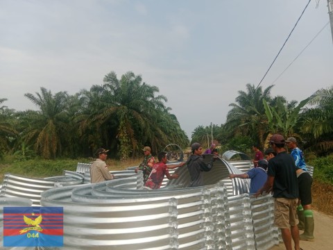 Kodim 0406/Lubuklinggau Bersama Masyarakat Desa Mangan Jaya Gotong Royong Merakit Jembatan Aramco, Hubungkan Akses Anak Sekolah dan Dorong Perekonomian