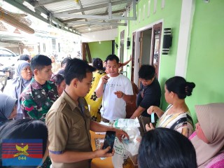 BABINSA KORAMIL 406-03/RUPIT HADIRI DAN MONITORING PENYALURAN BLT PANGAN DI DESA KARANG WARU