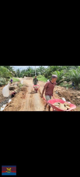 BABINSA KORAMIL 406-09/TERASAWAS BERSAMA WARGA GOTONG ROYONG MEMBANGUN JEMBATAN DEMI MENINGKATKAN PEREKONOMIAN MASYARAKAT