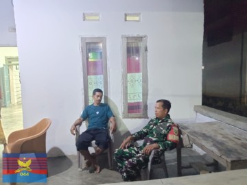 BABINSA KORAMIL 406-07/JAYALOKA AJAK WARGA TINGKATKAN KEGIATAN SISKAMLING DEMI KEAMANAN DESA