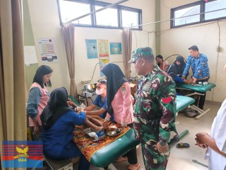 BABINSA KORAMIL 406-02/RAWAS ILIR HADIRI KEGIATAN SUNATAN MASSAL PROGRAM PT PETROSEA–PT BSL PROJECT