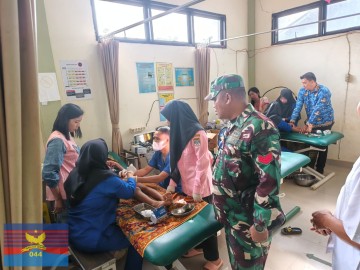 BABINSA KORAMIL 406-02/RAWAS ILIR HADIRI KEGIATAN SUNATAN MASSAL PROGRAM PT PETROSEA–PT BSL PROJECT
