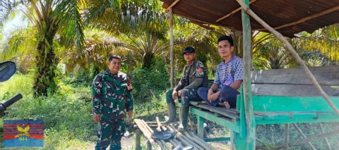 BABINSA KORAMIL 406-03/RUPIT GELAR SOSIALISASI KAMTIBMAS BERSAMA WARGA DESA SUKARAJA