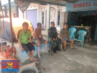 Babinsa Koramil 406-02/Rawas Ilir Gelar Musyawarah Bersama Warga Bahas Keamanan dan Kebersihan Desa Rantau Kadam