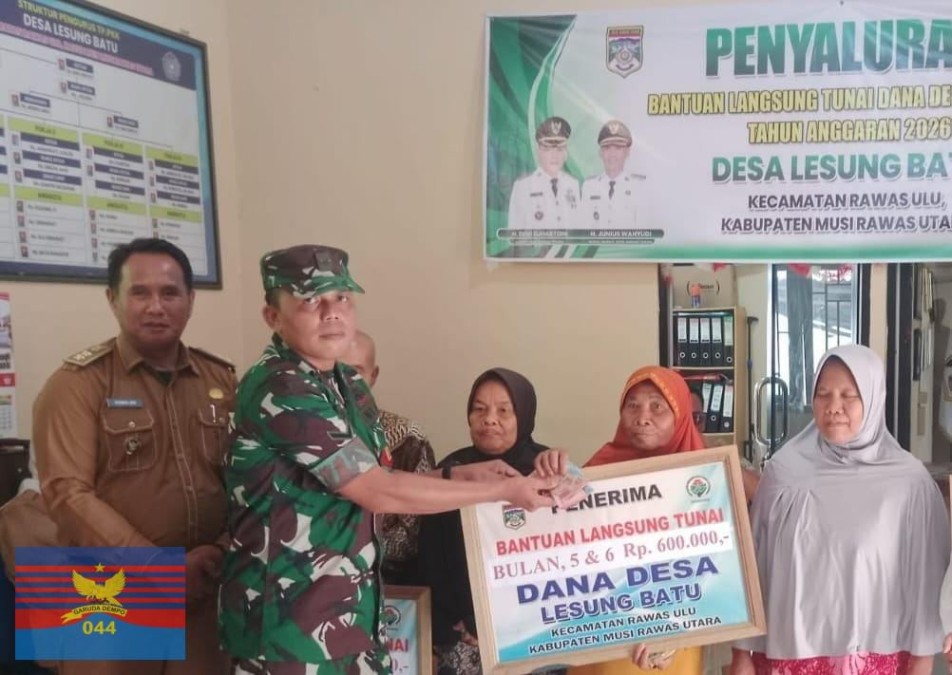 Babinsa Koramil 406-01/Rawas Ulu Hadiri Penyaluran BLT di Desa Lesung Batu