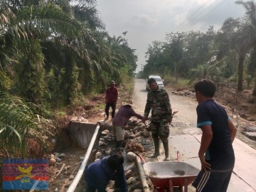 Babinsa Koramil 406-05/Muara Kelingi Bersama Warga Gotong Royong Bangun Jembatan Aramco