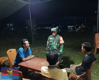 BABINSA KORAMIL 406-07/JAYALOKA AJAK WARGA TINGKATKAN KEAMANAN LINGKUNGAN MELALUI SISKAMLING