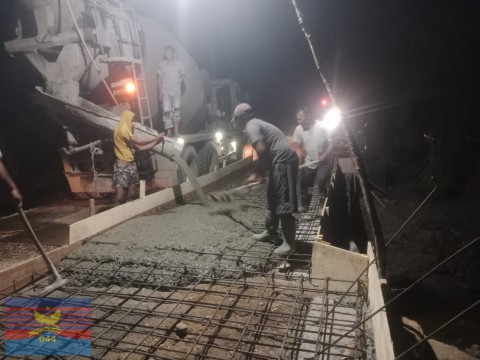 Babinsa Koramil 406-05/Muara Kelingi Gelar Gotong Royong Pengecoran Malam Hari di Lokasi Jembatan Aramco Perintis Garuda