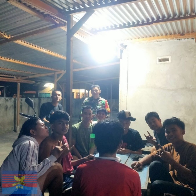 Jaga Keamanan Wilayah, Babinsa Sertu Atolo Waruwu Laksanakan Patroli Siskamling di Desa Jaya Tunggal