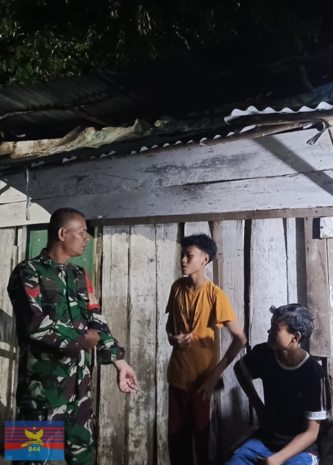 Koptu Yuliardi Babinsa Koramil 406-05/Muara Kelingi Patroli Siskamling di Desa Raksa Budi Jaga Stabilitas Keamanan
