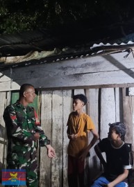 Koptu Yuliardi Babinsa Koramil 406-05/Muara Kelingi Patroli Siskamling di Desa Raksa Budi Jaga Stabilitas Keamanan