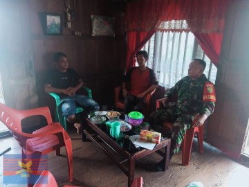 Jalin Silaturahmi dengan Warga, Babinsa Koramil 406-01/Rawas Ulu Laksanakan Komsos di Desa Pangkalan