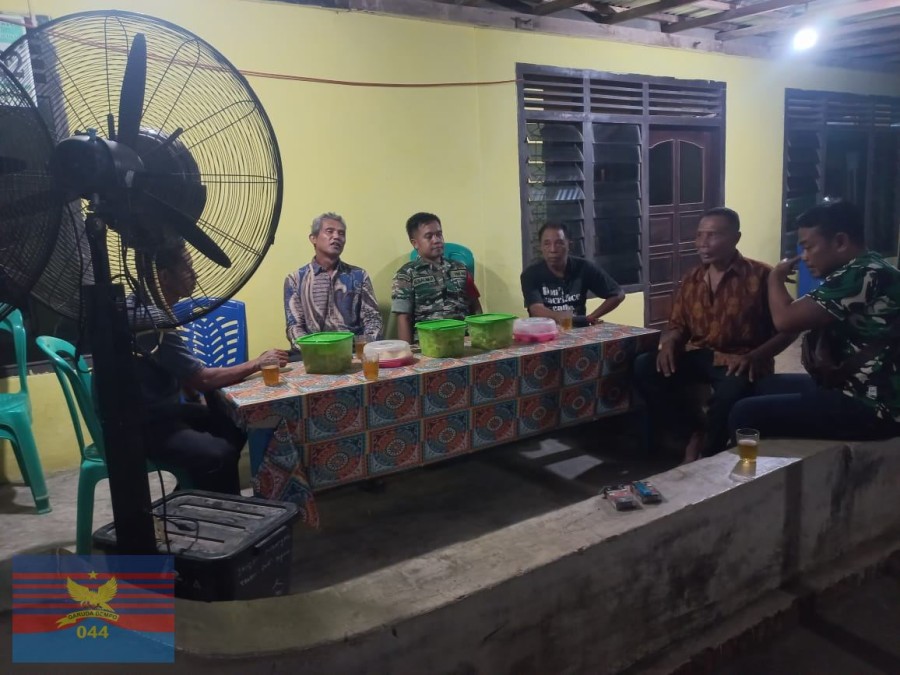 Babinsa Koramil 406-05/Muara Kelingi Patroli Siskamling di Desa Suka Makmur Jaga Stabilitas Keamanan