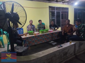Babinsa Koramil 406-05/Muara Kelingi Patroli Siskamling di Desa Suka Makmur Jaga Stabilitas Keamanan
