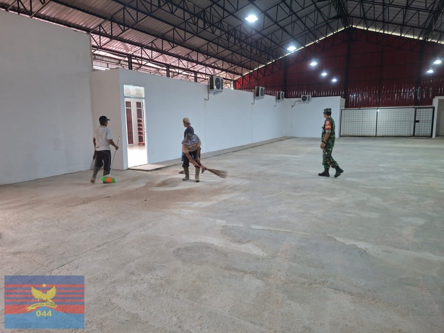 Babinsa Koramil 406-01/Rawas Ulu Bersama Warga dan Perangkat Desa Sungai Jauh Laksanakan Gotong Royong Bersihkan Area KDKMP dalam Kegiatan Jumat Bersih