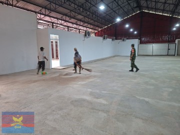 Babinsa Koramil 406-01/Rawas Ulu Bersama Warga dan Perangkat Desa Sungai Jauh Laksanakan Gotong Royong Bersihkan Area KDKMP dalam Kegiatan Jumat Bersih