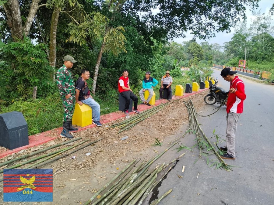 Babinsa Koramil 406-01/Rawas Ulu Bersama Warga Gotong Royong Siapkan Bambu untuk Umbul-Umbul Sambut HUT RI
