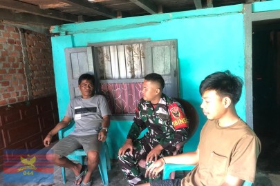 Babinsa Koramil 406-01/Rawas Ulu Laksanakan Komsos Persiapan HUT RI Bersama Masyarakat Desa Sungai Kijang