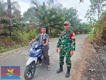 Babinsa Koramil 406-01/Rawas Ulu Sosialisasikan Larangan dan Bahaya Karhutla kepada Warga Desa Pulau Lebar
