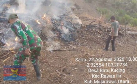 Babinsa Koramil 406-02/Rawas Ilir Bersama Masyarakat Cegah Karhutla di Desa Batu Kucing