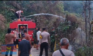 Babinsa Koramil 406-04/Muara Lakitan Bersama Polres dan Masyarakat Berjibaku Padamkan Kebakaran Lahan Seluas ±1,5 Hektare