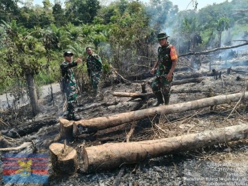 BABINSA KODIM 0406/LUBUKLINGGAU LAKSANAKAN PENANGGULANGAN KARHUTLA DI WILAYAH KABUPATEN MUSI RAWAS
