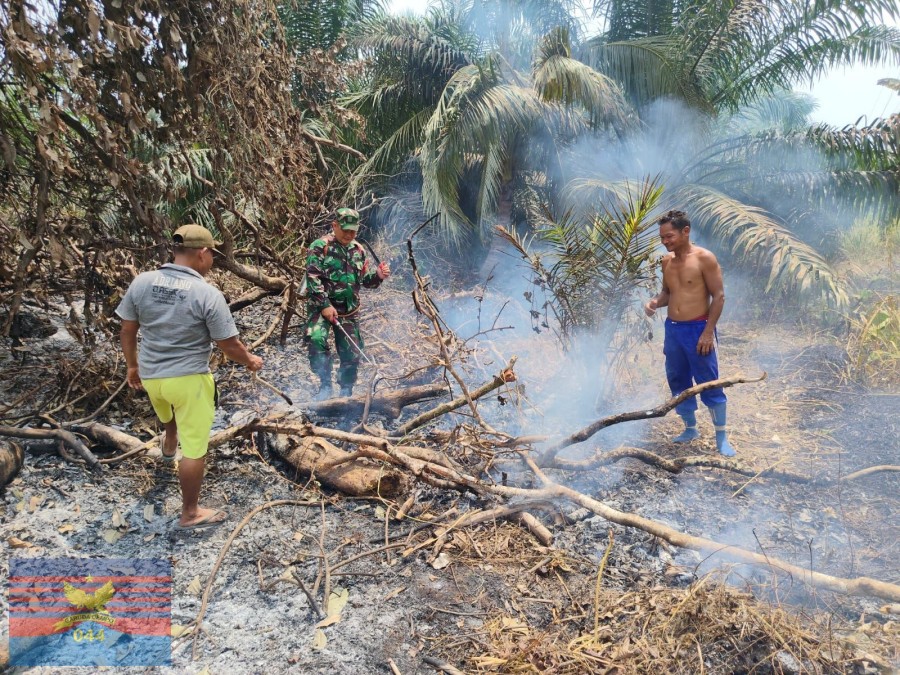 BABINSA KORAMIL 0406-03/RUPIT LAKSANAKAN PENANGGULANGAN KARHUTLA DI WILAYAH KABUPATEN MURATARA