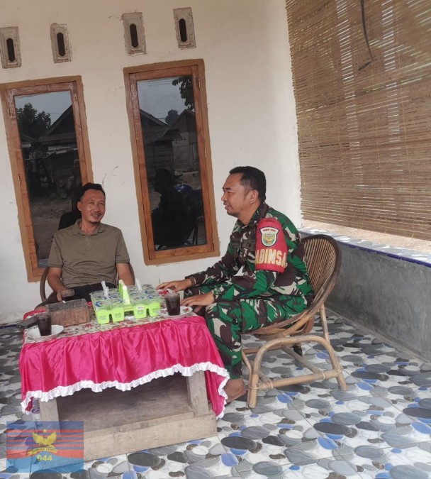 Babinsa Koramil 406-09/Terawas Ingatkan Warga tentang Bahaya Karhutla
