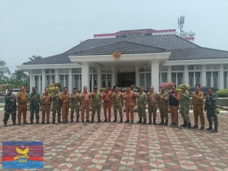 TIM SOSIALISASI KARHUTLA MABES TNI LAKSANAKAN PENYULUHAN DI PEMKAB MURATARA 