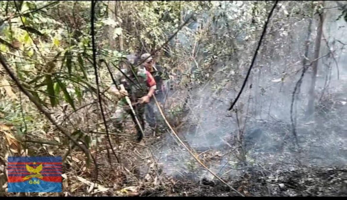 BABINSA KORAMIL 406-04/MUARA LAKITAN LAKSANAKAN GROUND CHECK TITIK HOTSPOT KARHUTLAH DI DESA HARAPAN MAKMUR