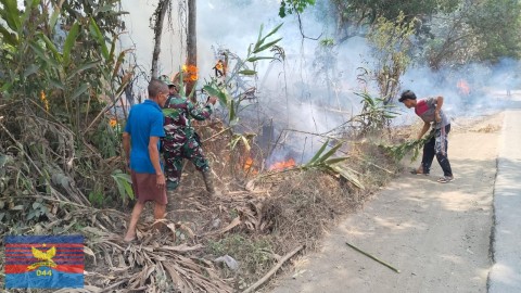 BABINSA KORAMIL 406-05/MUARA KELINGI BERSAMA WARGA PADAMKAN KARHUTLA DI PERBATASAN DESA REMAYU–PETUNANG