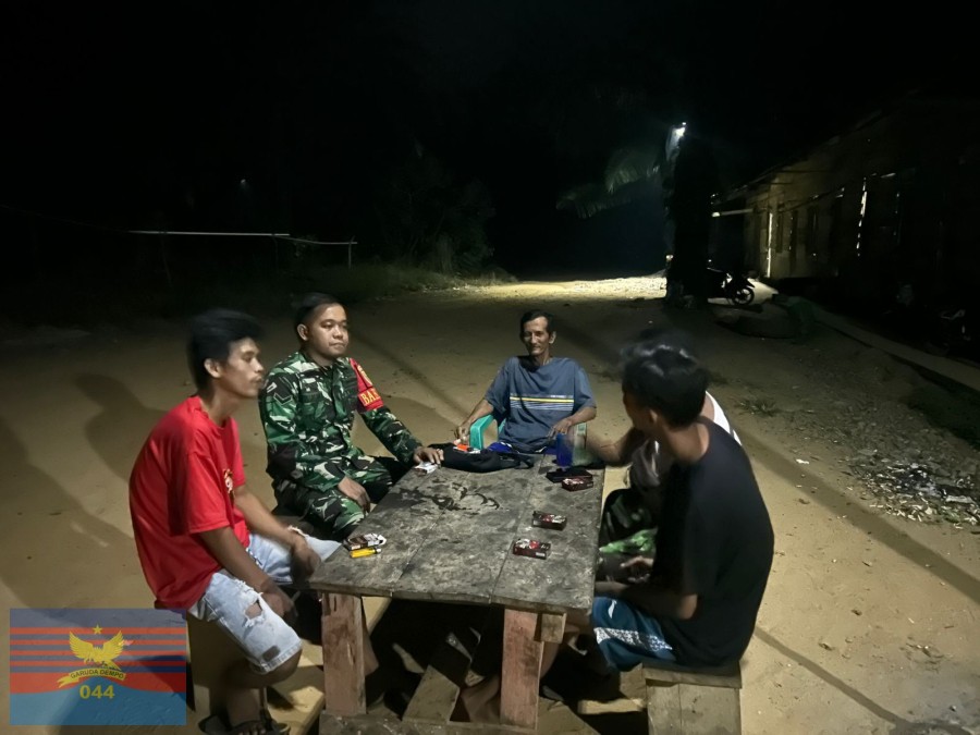 Babinsa Koramil 406-05/Muara Kelingi Aktif Patroli Siskamling dan Ajak Warga Cegah Karhutla