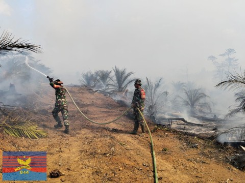 Babinsa Koramil 406-05/Muara Kelingi Cepat Tanggap Padamkan Api, Cegah Karhutla Meluas