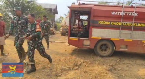 GERAK CEPAT BABINSA DAN SATGAS KARHUTLA KODIM 0406/LUBUKLINGGAU PADAMKAN KEBAKARAN KEBUN WARGA 