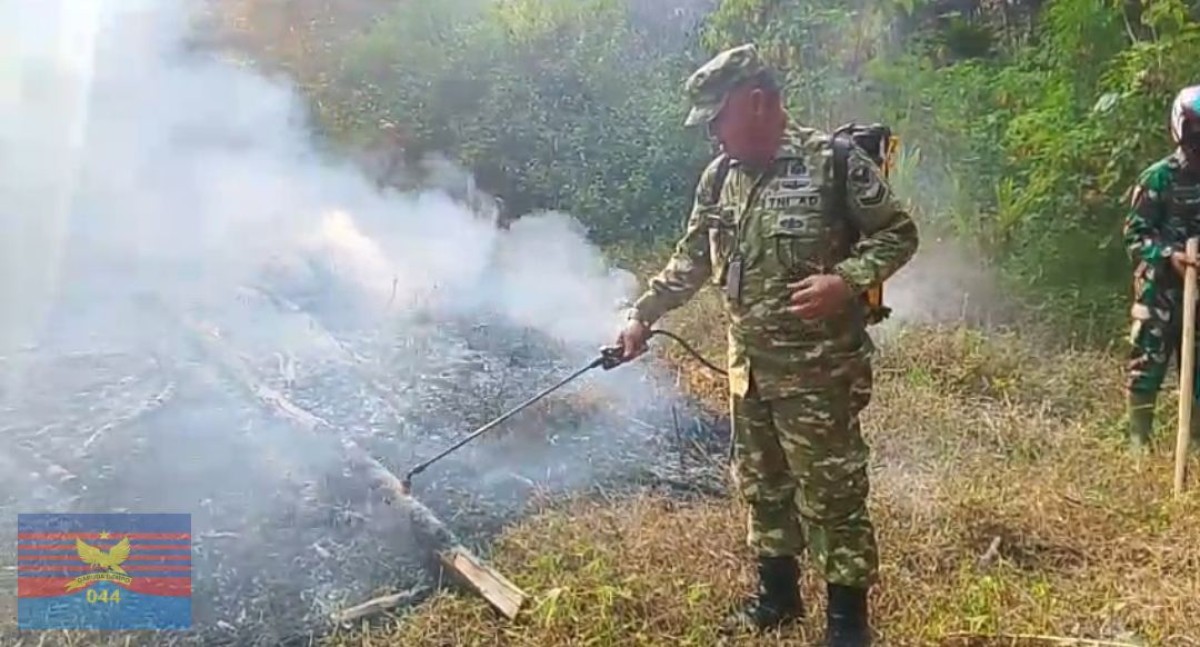 GERAK CEPAT BABINSA, POLRI &amp; MASYARAKAT PADAMKAN KEBAKARAN LAHAN PERKEBUNAN DI LUBUKLINGGAU TIMUR
