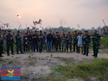 TIM SOSIALISASI KARHUTLA MABES TNI LAKSANAKAN PENINJAUAN TITIK HOTSPOT &amp; PENYULUHAN DI DESA KARANG WARU