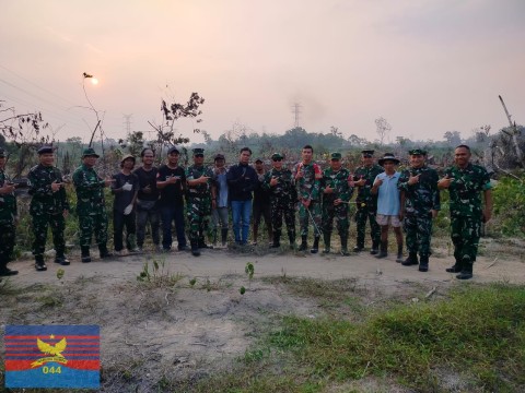 TIM SOSIALISASI KARHUTLA MABES TNI LAKSANAKAN PENINJAUAN TITIK HOTSPOT &amp; PENYULUHAN DI DESA KARANG WARU