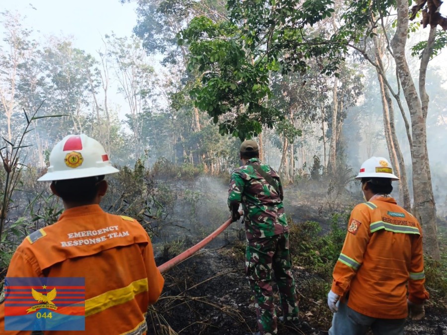 GERAK CEPAT BABINSA KORAMIL 406-02/RAWAS ILIR PADAMKAN KEBAKARAN LAHAN DI DESA MEKAR SARI