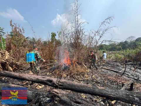 Babinsa Koramil 406-03/Muara Rupit Bersama Warga Bergerak Cepat Padamkan Titik Api di Lahan Warga