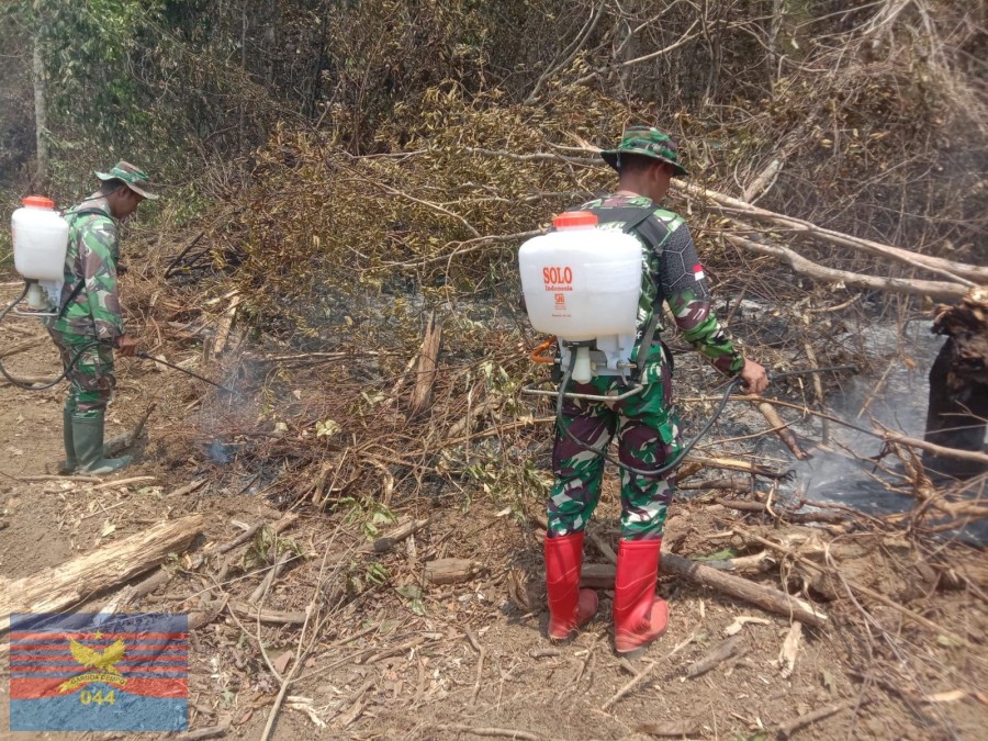 Babinsa Kodim 0406/Lubuk Linggau Padamkan Sisa Api Karhutla di Desa Semereh, Cgah Api Meluas ke Lahan Sekitar