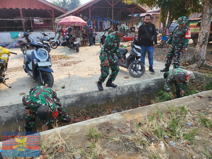 Dalam Rangka HUT Ke-81 TNI, Babinsa Koramil 406-09/Terawas Bersama Warga Laksanakan Pembersihan Pasar