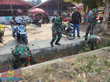 Dalam Rangka HUT Ke-81 TNI, Babinsa Koramil 406-09/Terawas Bersama Warga Laksanakan Pembersihan Pasar
